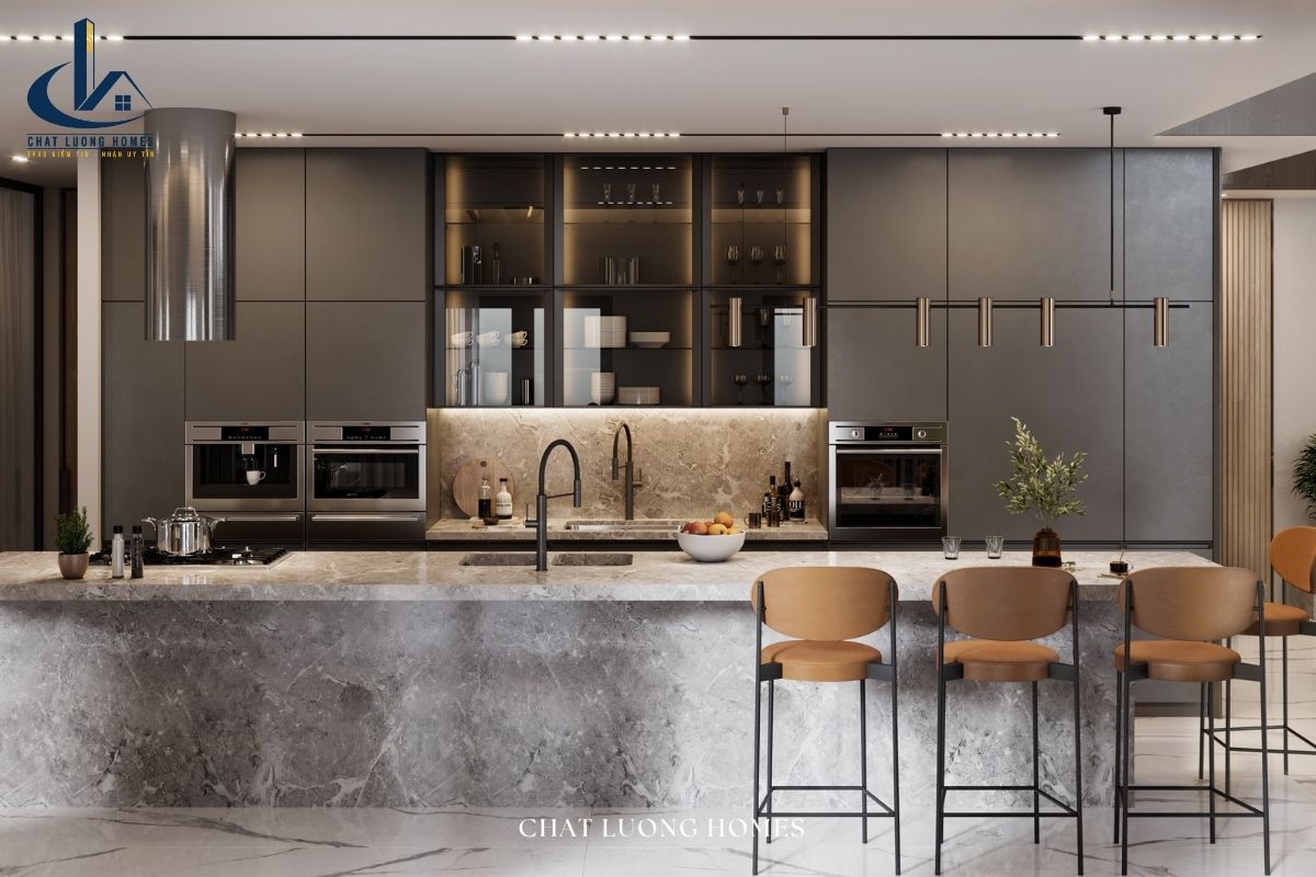 Phòng bếp tiện nghi với đảo bếp được ốp đá cao cấp